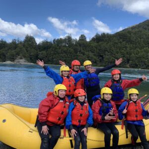 Mira cómo se vive la experiencia en aguas blancas: rápidos, paisajes patagónicos y momentos de pura adrenalina. Estas imágenes son de nuestras salidas reales durante la temporada